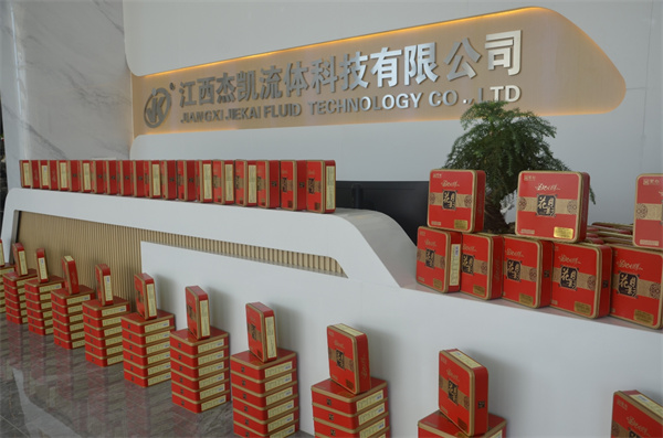 月亮拍了拍你說“中秋快樂呀”。